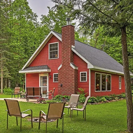 Secluded Birnamwood Cottage With Deck And River Views!